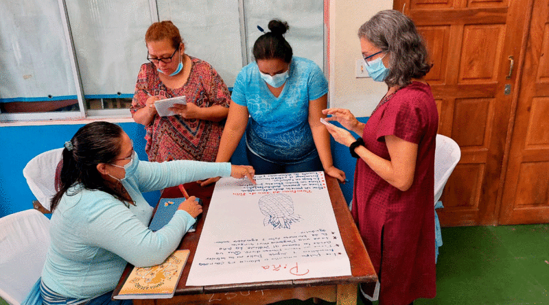 Emprendedores y dueños de negocio del departamento de Estelí en el curso de elaboración de licores de frutas.