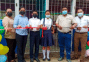 Autoridades del Ministerio de educación y comunidad educativa inaugurando inauguró dos aulas de clases prefabricadas en el Instituto Nacional Víctor Manuel Soto G., de Chichigalpa.