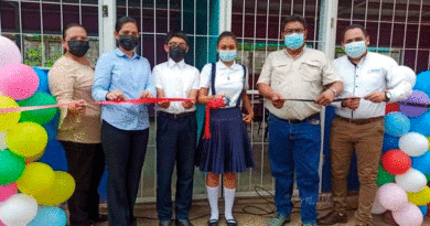 Autoridades del Ministerio de educación y comunidad educativa inaugurando inauguró dos aulas de clases prefabricadas en el Instituto Nacional Víctor Manuel Soto G., de Chichigalpa.