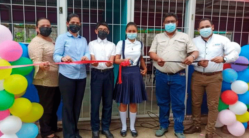 Autoridades del Ministerio de educación y comunidad educativa inaugurando inauguró dos aulas de clases prefabricadas en el Instituto Nacional Víctor Manuel Soto G., de Chichigalpa.