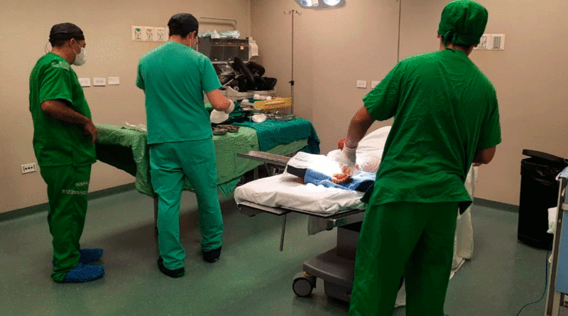 Médicos del Hospital Fernando Vélez Paiz en cirugías menores ortopédicas