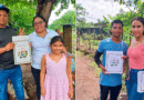 Miembros de la PGR y Juventus Sandinista 19 de Julio entregando títulos de propiedad a familias de Chinandega