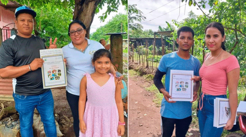 Miembros de la PGR y Juventus Sandinista 19 de Julio entregando títulos de propiedad a familias de Chinandega