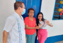Secretaria del concejo municipal de la Alcaldía de Managua, Jennifer Porras entregando llaves de nueva vivienda a doña Mercedes García, en el barrio Edgard Munguía del distrito I de Managua.