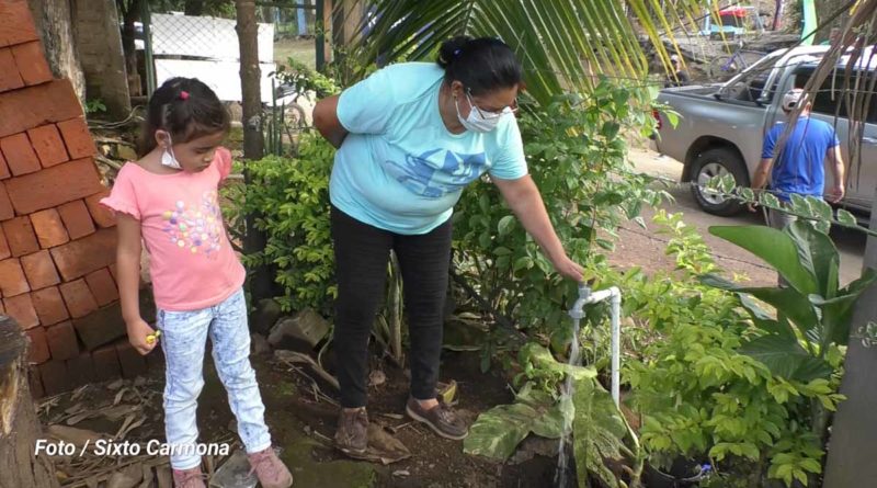 Pobladora de la comunidad Paso de Piedra en Potosí, abriendo un grifo de agua