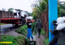 Efectivos del Ejército de Nicaragua descargando paquetes alimenticios en el municipio de Siuna, Región Autónoma de la Costa Caribe Norte.