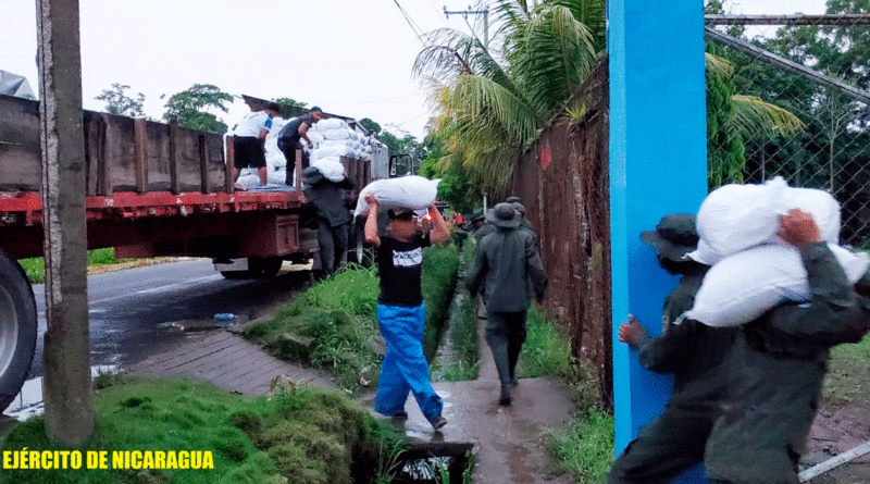 Efectivos del Ejército de Nicaragua descargando paquetes alimenticios en el municipio de Siuna, Región Autónoma de la Costa Caribe Norte.