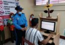 Agente de tránsito durante la inauguración del aula virtual para conductores en Chontales