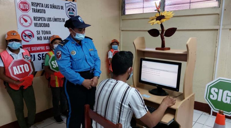 Agente de tránsito durante la inauguración del aula virtual para conductores en Chontales