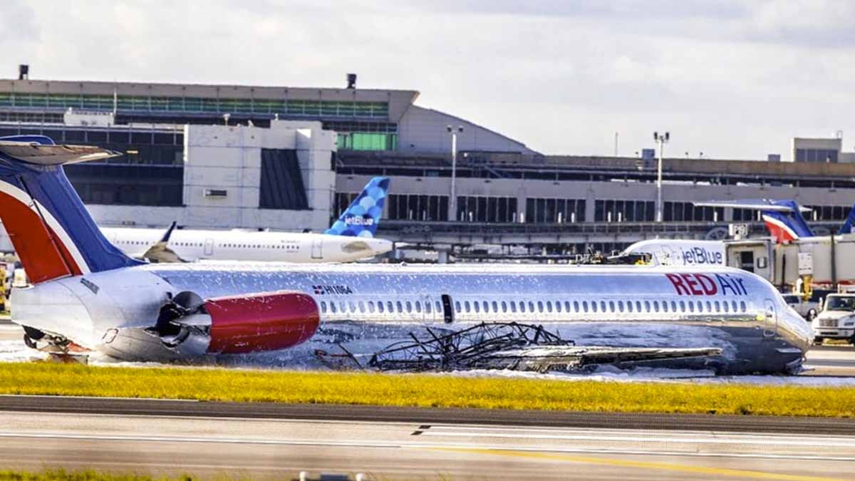 El avión de Red Air averiado en el Aeropuerto Internacional de Miami (EE.UU.), el 21 de junio de 2022.