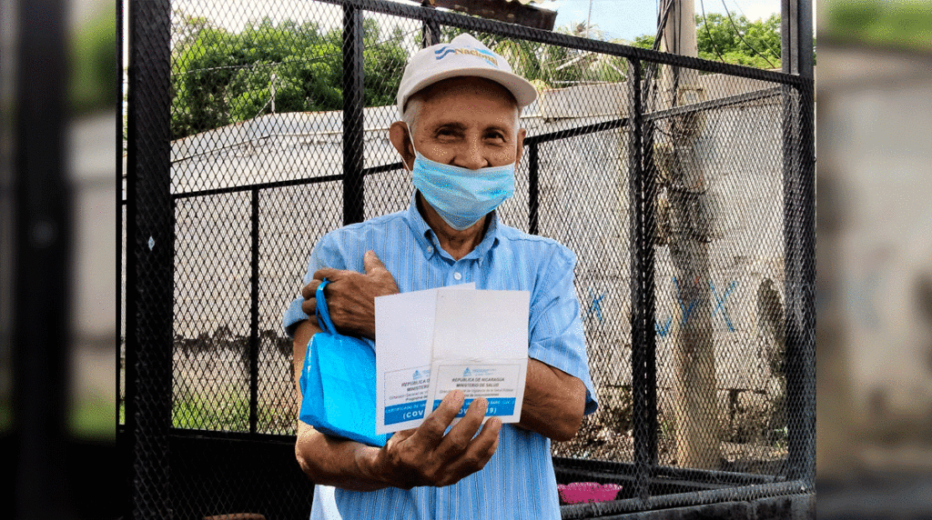 Habitante del Barrio Vistas del Xolotlán del Distrito V de Managua ya con su vacuna contra la COVID-19.