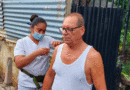 Habitante del barrio Hugo Chávez recibiendo su vacuna contra la COVID-19.