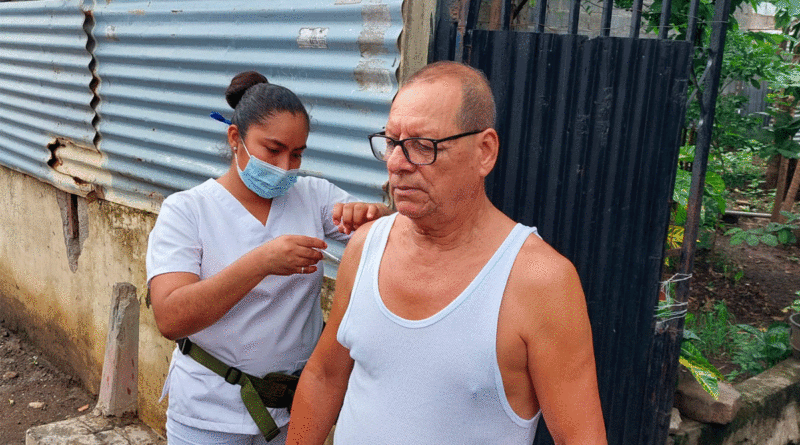 Habitante del barrio Hugo Chávez recibiendo su vacuna contra la COVID-19.