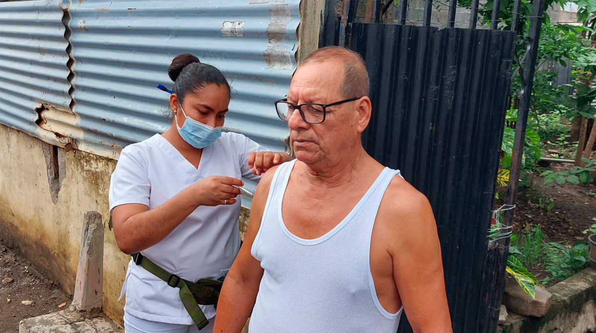 Familias del barrio Hugo Chávez de Managua son vacunadas contra la COVID-19