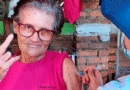 Habitante del barrio Batahola Sur, siendo vacunada contra la COVID-19 por enfermera del Ministerio de Salud de Nicaragua.