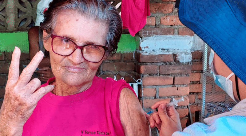 Habitante del barrio Batahola Sur, siendo vacunada contra la COVID-19 por enfermera del Ministerio de Salud de Nicaragua.