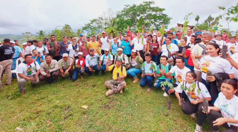 Autoridades y familias protagonistas en el lanzamiento departamental de la Cruzada Nacional de Reforestación.