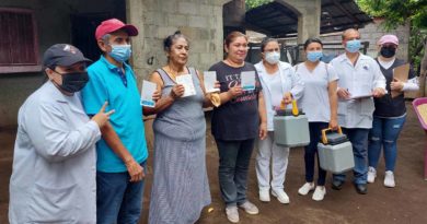 Brigadistas del Ministerio de Salud junto a pobladores de Ticuantepe quienes se aplicaron la vacuna contra el COVID-19