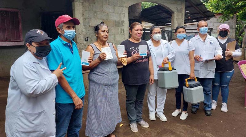 Brigadistas del Ministerio de Salud junto a pobladores de Ticuantepe quienes se aplicaron la vacuna contra el COVID-19