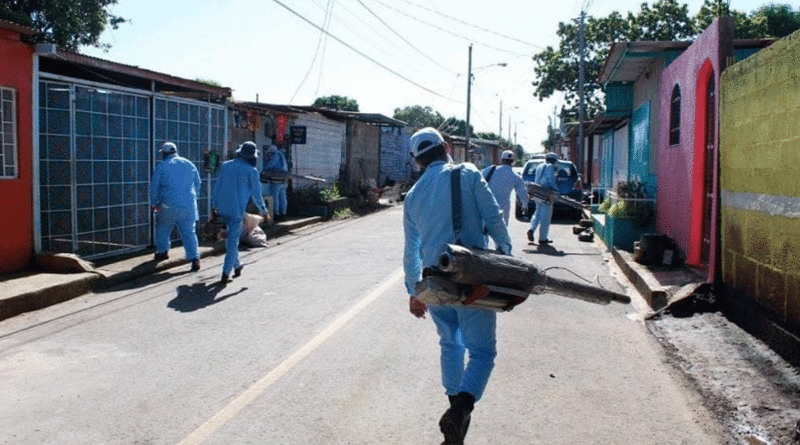 Brigadistas del Ministerio de Salud de Nicaragua en el barrio Tierra Prometida de Managua
