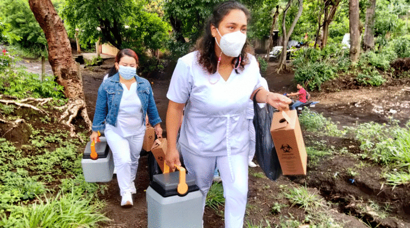 Brigadistas del Ministerio de Salud de Nicaragua recorriendo la comunidad Pablo Calero de Ticuantepe, para aplicar vacunas contra la COVID-19