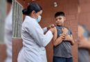 Brigadista del Ministerio de Salud aplica vacuna contra el COVID-19 a un menor de edad del barrio Santo Domingo