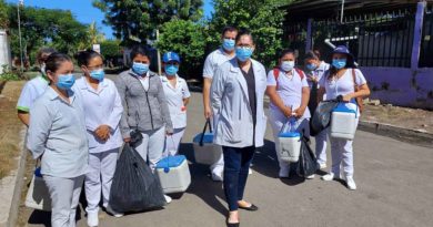 Brigadistas del centro de salud Roger Osorio recorrieron el barrio Santa Elena para aplicar las vacunas contra el COVID-19