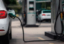 Vehículo siendo abastecido con combustible