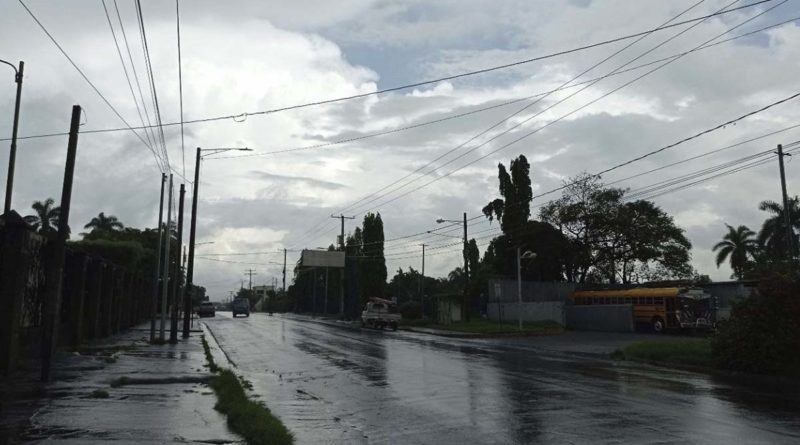 Clima nublado en una de las calles de Managua