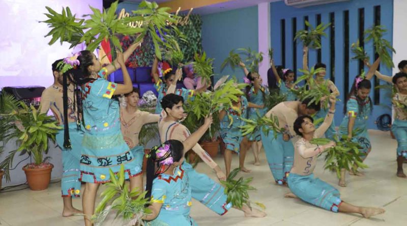 Jóvenes realizan una danza durante el lanzamiento del concurso Universidades Verdes