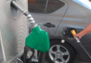 Persona cargando de combustible su carro.
