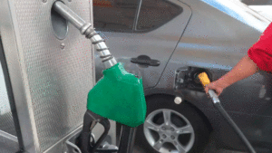 Persona cargando de combustible su carro.
