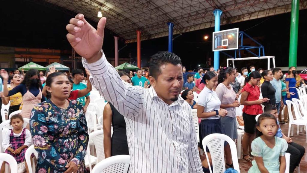 Pobladores de Chinandega durante el concierto de música cristiana en la Plaza Salomón Ibarra Mayorga