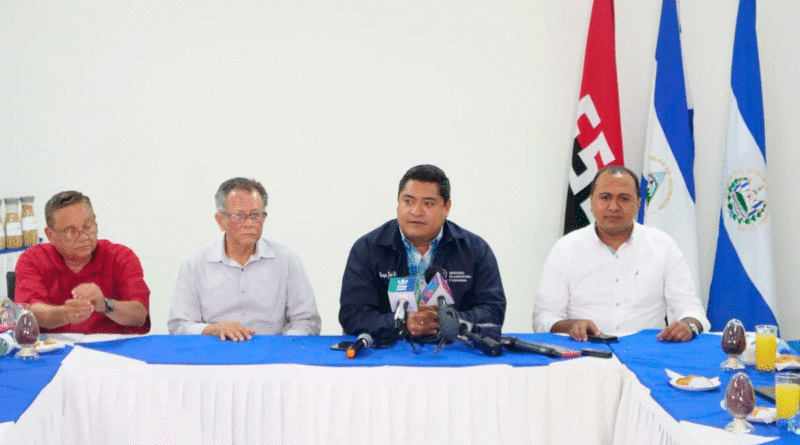 Representantes de Nicaragua y El Salvador en la firma del convenio de cooperación en agricultura y ganadería