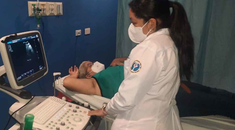 Personal médico del Hospital Vélez Paiz realiza ultrasonido a una paciente