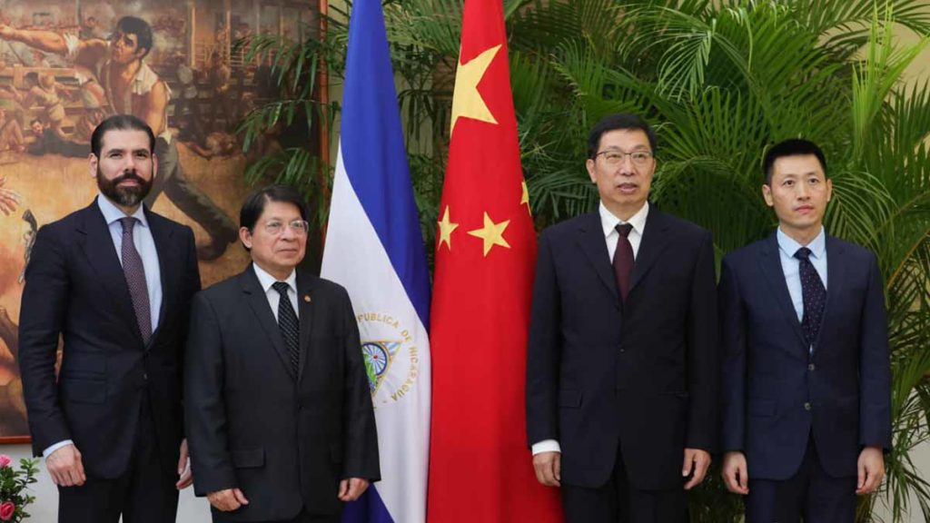Embajador de la República Popular de China junto al Canciller de Nicaragua, Denis Moncada y compañero Laureano Ortega