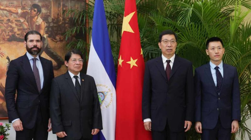 Embajador de la República Popular de China junto al Canciller de Nicaragua, Denis Moncada y compañero Laureano Ortega