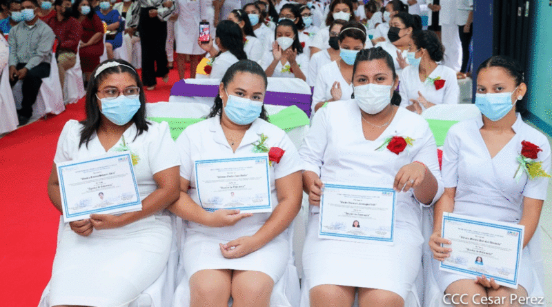 Graduados de auxiliares de enfermería de la escuela Yolanda Mayorga del Ministerio de Salud de Nicaragua.