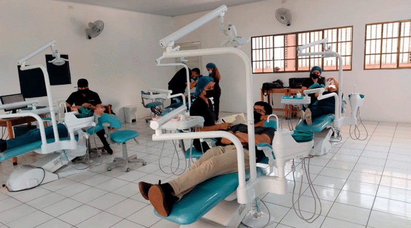 Personal de la clínica de la especialidad de ortodoncia del departamento de la salud de la UNFLEP realizando procedimientos a pobladores.