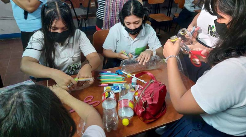 Estudiantes del colegio Luxemburgo realizan comedores de aves