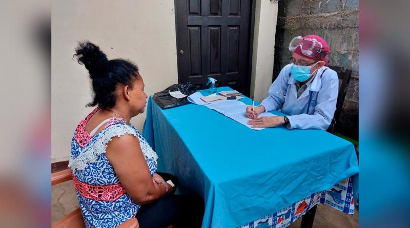 Pobladora recibiendo atención médica