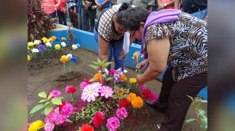 Juventud Sandinista deposita florales en tumbas de Héroes y Mártires de Monimbo