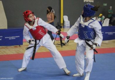 Jóvenes participan en las competencias de taekwondo realizadas en el Polideportivo España
