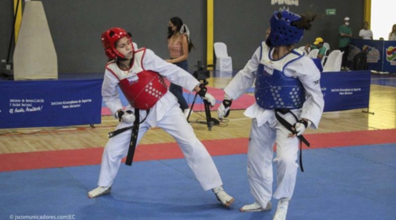 Jóvenes participan en las competencias de taekwondo realizadas en el Polideportivo España