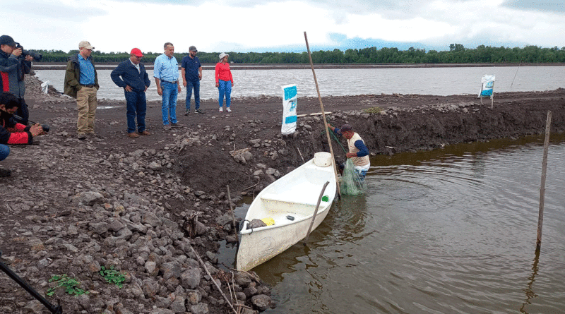 Autoridades de INPESCA recorriendo granjas camaroneras en el departamento de Chinandega