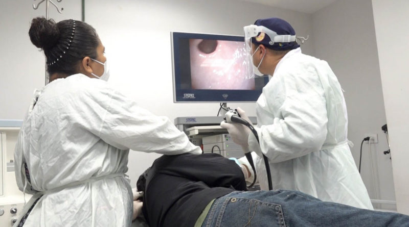 Médicos del Hospital Vélez Paiz durante la jornada de endoscopía