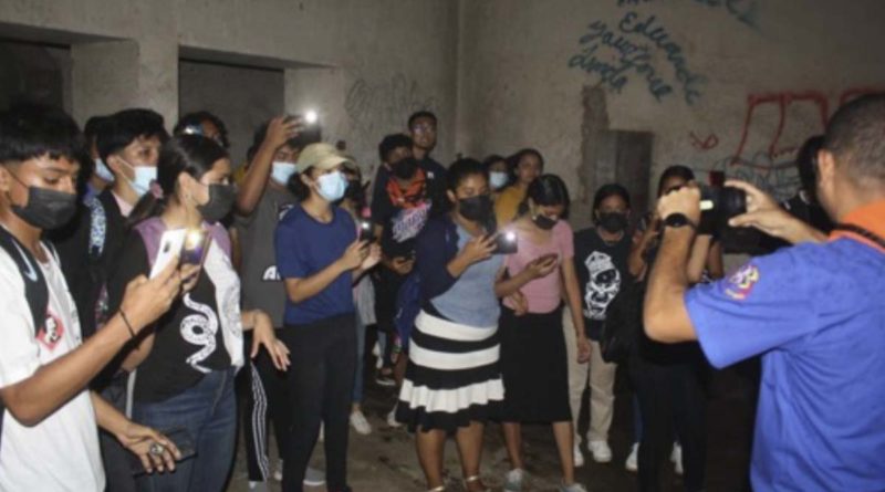 Jóvenes voluntarios ambientales y estudiantes universitarios de Estelí en la fortaleza El Coyotepe, en el departamento de Masaya.