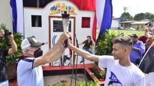 Alcalde de León recibe antorcha de un jóven de la FES durante la conmemoración del 43 aniversario de liberación de la ciudad universitaria