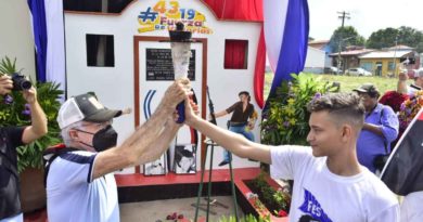 Alcalde de León recibe antorcha de un jóven de la FES durante la conmemoración del 43 aniversario de liberación de la ciudad universitaria
