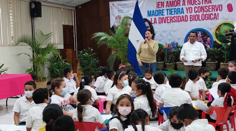 Estudiantes del Colegio VIlla Libertad durante la actividad desarrollada por el MARENA